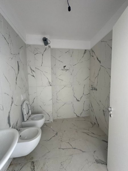 Tirane, jepet me qera apartament 1+1 Kati 7, 65 m² 350 € (UNIVERS CITY)