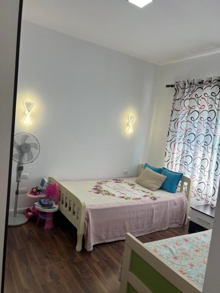 Tirane, jepet me qera apartament 3+1 Kati 2, 323 m² 1.500 € (lunder)