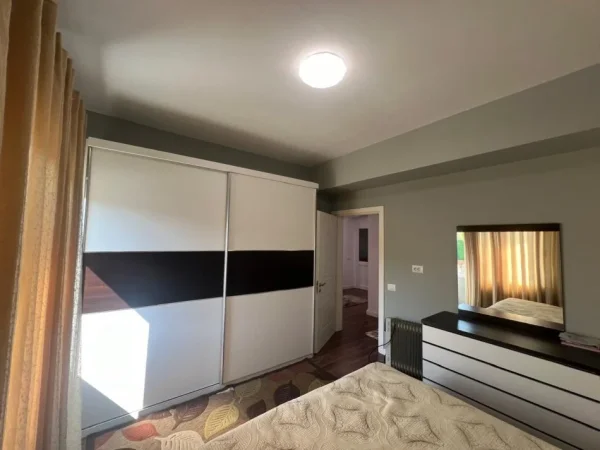 Tirane, jepet me qera apartament 3+1 Kati 2, 323 m² 1.500 € (lunder)