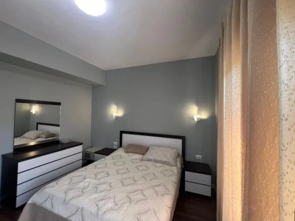 Tirane, jepet me qera apartament 3+1 Kati 2, 323 m² 1.500 € (lunder)