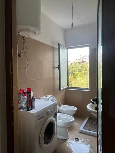 Tirane, jepet me qera apartament 1+1 Kati 5, 60 m² 380 € (fresku)