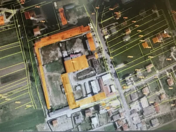 Durres, shitet magazine , 548 m² 340.000 € (SHITET Kapanon Adresa: Prane Kompleksit Gjoka,Sallmone Shijak • Sipërfaqja: 548 m² truall 306 metra ndertim)