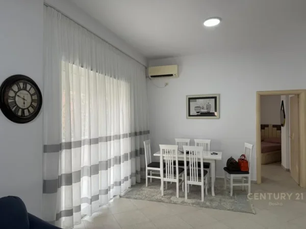 Tirane, jepet me qera apartament 2+1 Kati 1, 90 m² 650 € (Liqeni Thate)