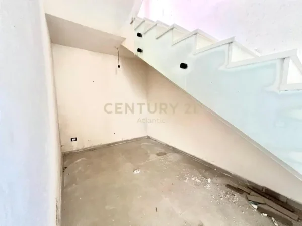 Durres, shes Vile 2+1+Ballkon Kati 3, 450 m² 500.000 € (Gjiri Lalzit)