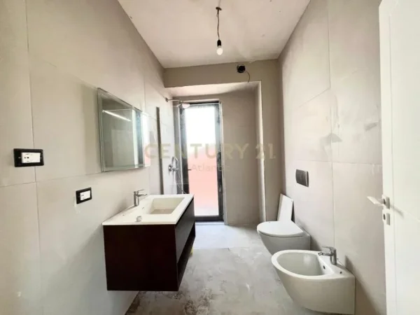 Durres, shes Vile 2+1+Ballkon Kati 3, 450 m² 500.000 € (Gjiri Lalzit)