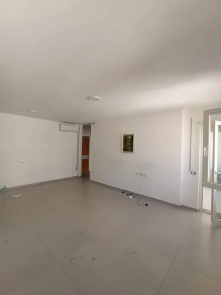 Tirane, jepet me qera zyre Kati 6, 90 m² 700 € (QENDER)