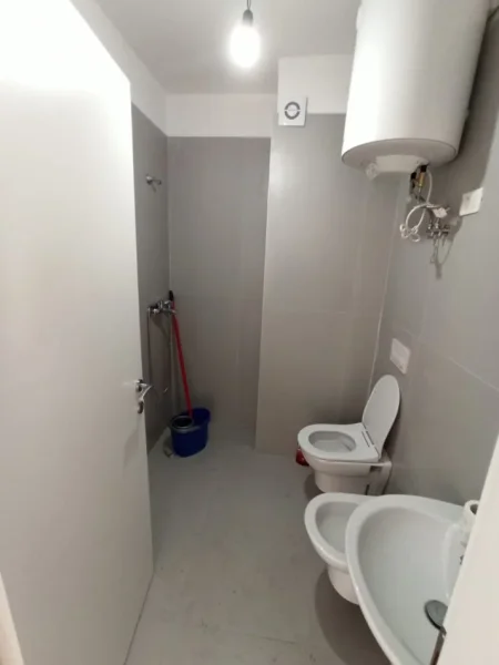 Tirane, jepet me qera zyre Kati 6, 90 m² 700 € (QENDER)