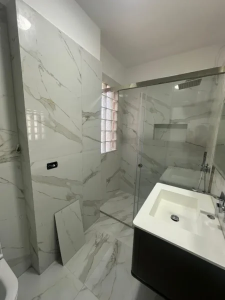 Tirane, jepet me qera apartament 1+1 Kati 4, 70 m² 700 € (Pazari Ri)