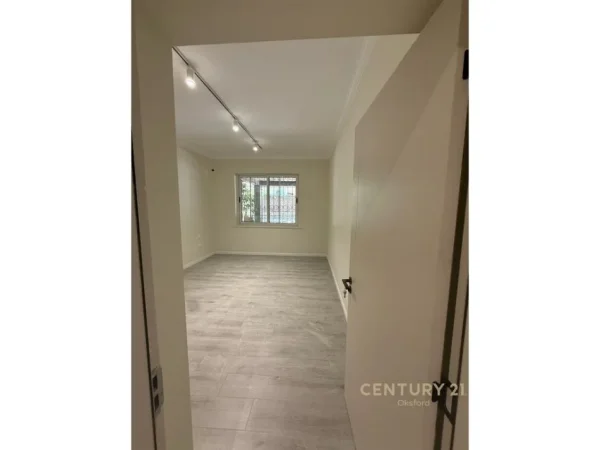 Tirane, jepet me qera zyre Kati 2, 79 m² 1.200 € (Garda)