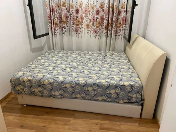 Tirane, jepet me qera apartament 1+1 Kati 1, 70 m² 250 € (kamez)