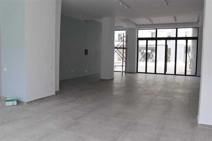 Tirane, jepet me qera dyqan Kati 0, 170 m² 1.200 € (RRUGA E KAVAJES)