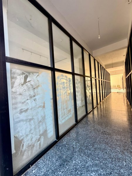 Tirane, jepet me qera dyqan Kati 0, 170 m² 1.200 € (RRUGA E KAVAJES)