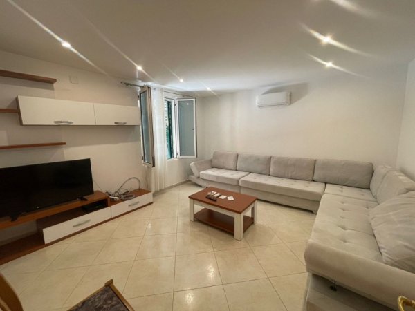 Tirane, jepet me qera Vile 1+1+Ballkon Kati 1, 70 m² 500 € (rruga benjamin kruta)