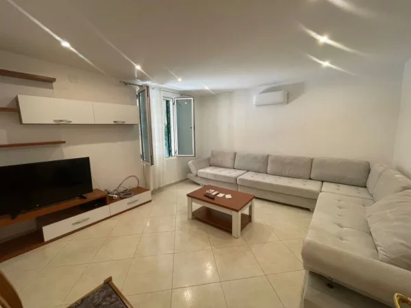 Tirane, jepet me qera Vile 1+1+Ballkon Kati 1, 70 m² 500 € (rruga benjamin kruta)