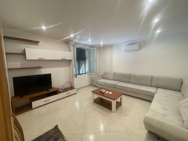 Tirane, jepet me qera Vile 1+1+Ballkon Kati 1, 70 m² 500 € (rruga benjamin kruta)
