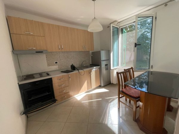 Tirane, jepet me qera Vile 1+1+Ballkon Kati 1, 70 m² 500 € (rruga benjamin kruta)