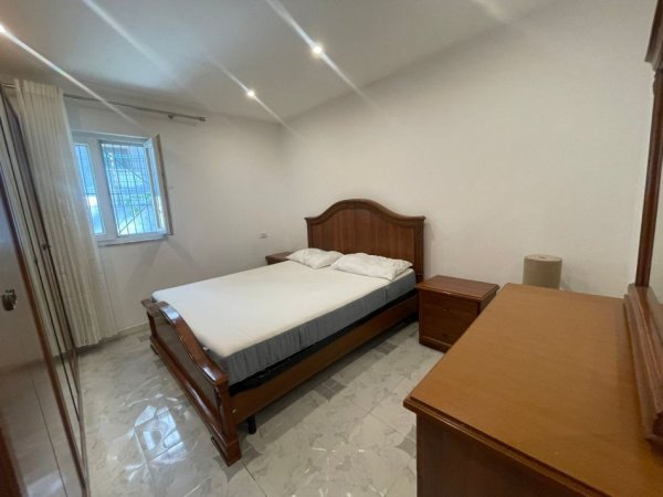 Tirane, jepet me qera Vile 1+1+Ballkon Kati 1, 70 m² 500 € (rruga benjamin kruta)