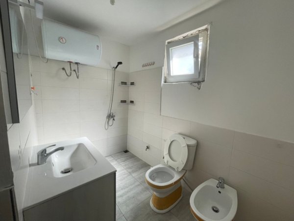 Tirane, jepet me qera Vile 1+1+Ballkon Kati 1, 70 m² 500 € (rruga benjamin kruta)