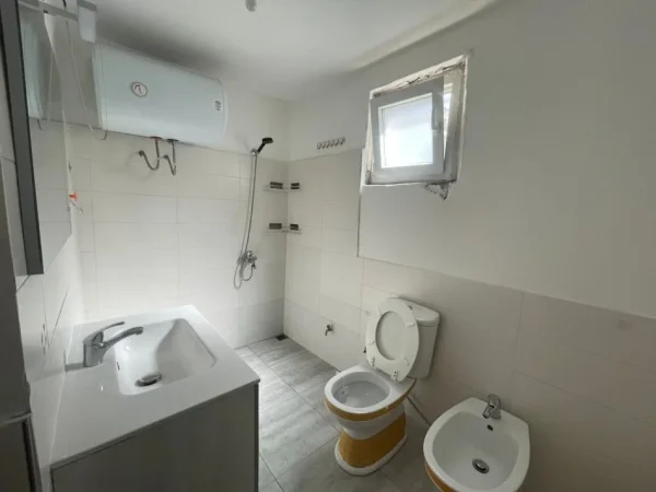 Tirane, jepet me qera Vile 1+1+Ballkon Kati 1, 70 m² 500 € (rruga benjamin kruta)