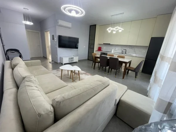 Tirane, jepet me qera apartament 2+1 Kati 7, 100 m² 800 € (fusha e aviacionit)