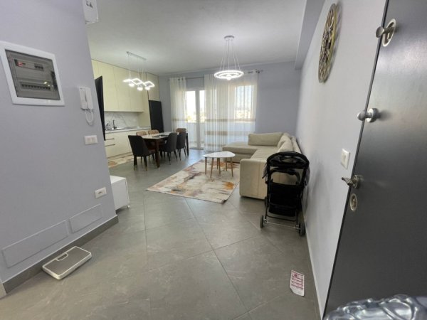 Tirane, jepet me qera apartament 2+1 Kati 7, 100 m² 800 € (fusha e aviacionit)