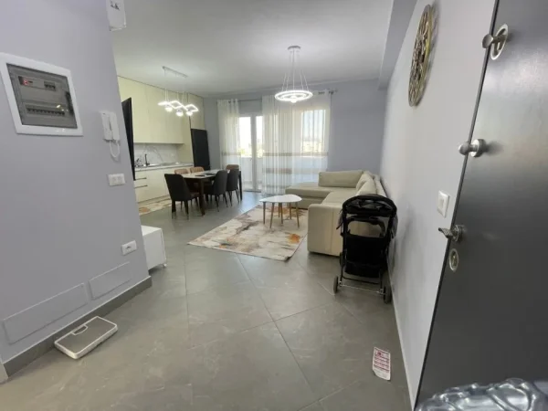 Tirane, jepet me qera apartament 2+1 Kati 7, 100 m² 800 € (fusha e aviacionit)