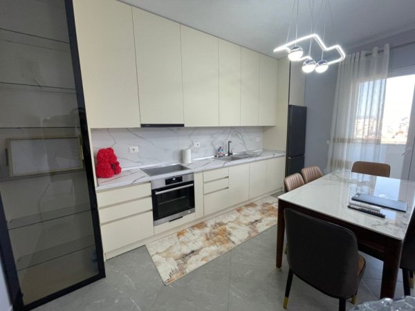 Tirane, jepet me qera apartament 2+1 Kati 7, 100 m² 800 € (fusha e aviacionit)