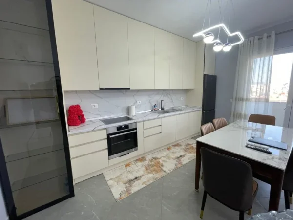Tirane, jepet me qera apartament 2+1 Kati 7, 100 m² 800 € (fusha e aviacionit)