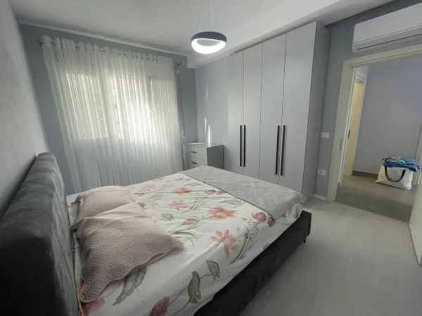 Tirane, jepet me qera apartament 2+1 Kati 7, 100 m² 800 € (fusha e aviacionit)