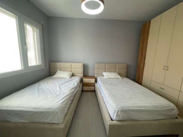 Tirane, jepet me qera apartament 2+1 Kati 7, 100 m² 800 € (fusha e aviacionit)