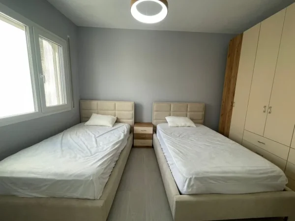 Tirane, jepet me qera apartament 2+1 Kati 7, 100 m² 800 € (fusha e aviacionit)
