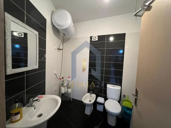 Tirane, jap me qera apartament 1+1+Ballkon Kati 6, 60 m² 500 € (Yzberisht)