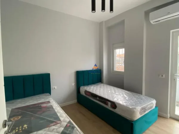 Tirane, jepet me qera apartament 2+1+Ballkon , 80 m² 60000 LEKE (21 DHJETORI)