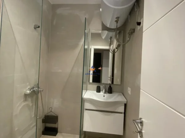 Tirane, jepet me qera apartament 2+1+Ballkon , 80 m² 60000 LEKE (21 DHJETORI)