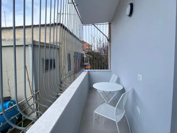 Tirane, jepet me qera apartament 2+1+Ballkon , 80 m² 60000 LEKE (21 DHJETORI)