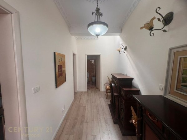 Tirane, jepet me qera apartament 2+1 Kati 3, 100 m² 700 € (Rruga e Kavajes)