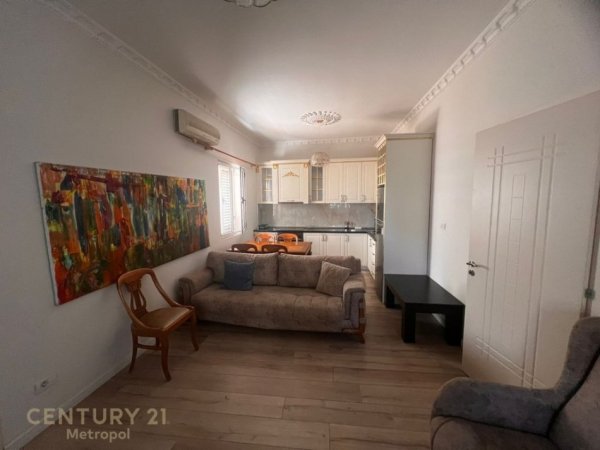 Tirane, jepet me qera apartament 2+1 Kati 3, 100 m² 700 € (Rruga e Kavajes)