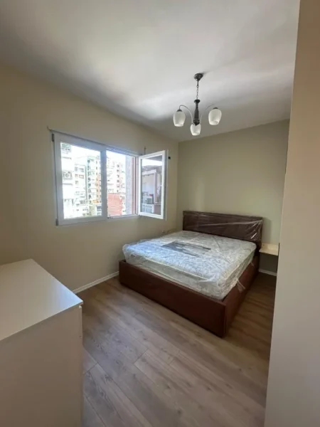 Tirane, jepet me qera apartament 1+1 Kati 4, 70 m² 850 € (PAZARI RI)