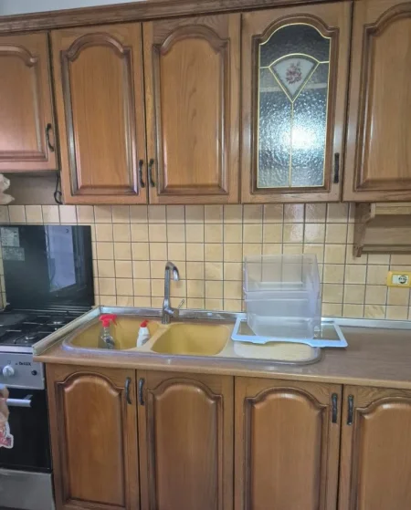 Tirane, jepet me qera apartament 1+1 Kati 1, 80 m² 450 € (5 MAJI)