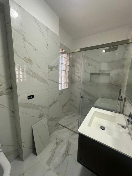 Tirane, jepet me qera apartament 1+1+Aneks+Ballkon Kati 4, 70 m² 700 € (Pazari i Ri)