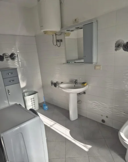 Tirane, jepet me qera apartament 1+1 Kati 1, 80 m² 450 € (5 MAJI)