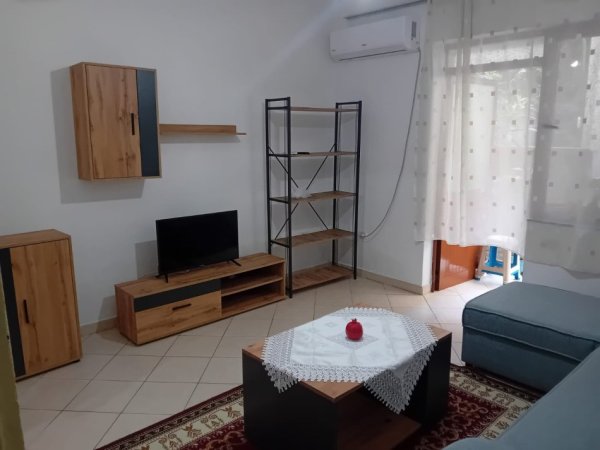 Tirane, jepet me qera apartament 1+1 Kati 1, 70 m² 420 € (5 maji)