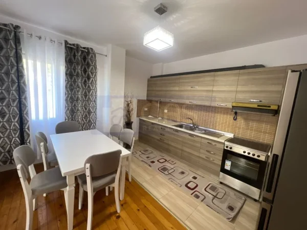 Tirane, jepet me qera apartament 2+1+Aneks+Ballkon Kati 3, 102 m² 500 € (Fresk , Tek shkolla.)