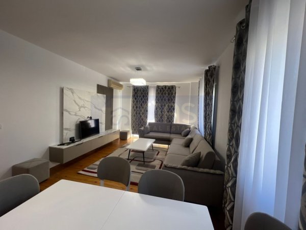 Tirane, jepet me qera apartament 2+1+Aneks+Ballkon Kati 3, 102 m² 500 € (Fresk , Tek shkolla.)