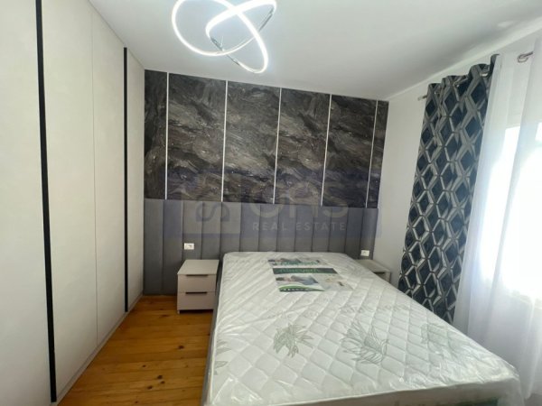 Tirane, jepet me qera apartament 2+1+Aneks+Ballkon Kati 3, 102 m² 500 € (Fresk , Tek shkolla.)