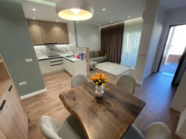 Tirane, jepet me qera apartament 2+1+Ballkon Kati 1, 77 m² 700 € (Neom121975)