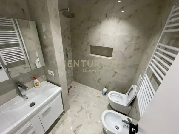 Tirane, jepet me qera apartament 2+1+Ballkon Kati 1, 77 m² 700 € (Neom121975)