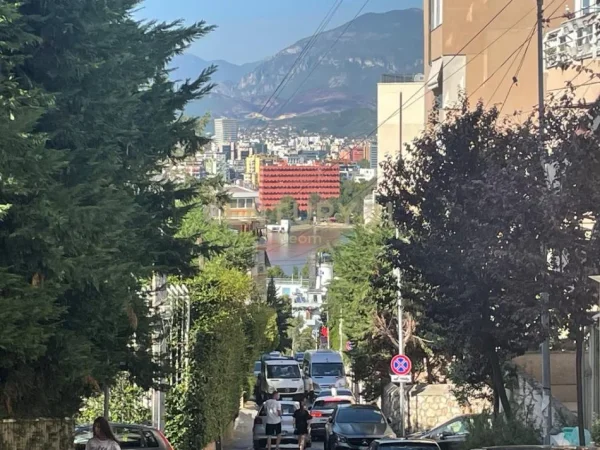 Tirane, jepet me qera apartament 2+1+Ballkon Kati 1, 77 m² 700 € (Neom121975)