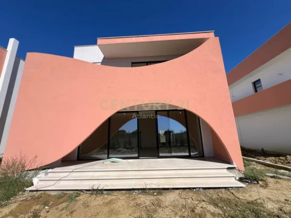 Durres, shitet Vile 4+1 Kati 3, 450 m² 500.000 € (Gjiri i Lalezit)