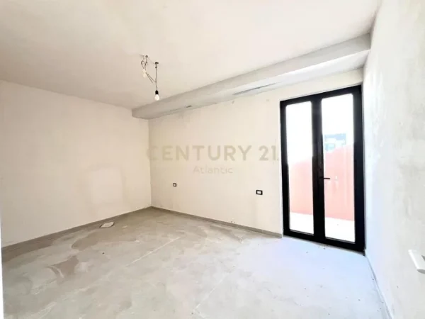Durres, shitet Vile 4+1 Kati 3, 450 m² 500.000 € (Gjiri i Lalezit)